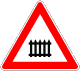 Bahn&uuml;bergang mit Schranken oder Halbschranken