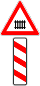 dreistreifige Barke (links)<br>
vor beschr&auml;nktem Bahn&uuml;bergang